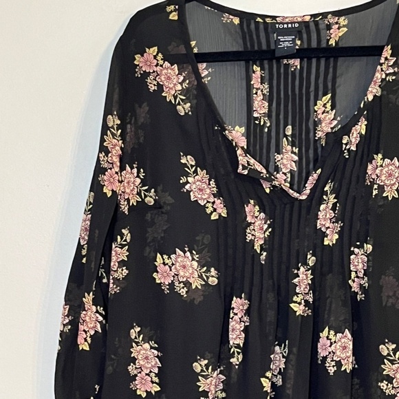 Torrid Womens Top Size 14 Black Floral Sheer Tunic Pleated Chiffon 16 Pintuck - Picture 4 of 14
